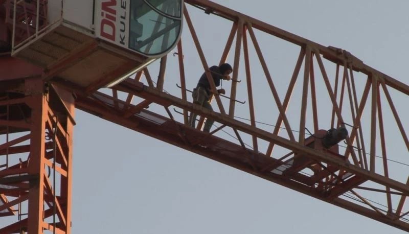 Vinçte intihara teşebbüs eden şahsı polis ikna ederek indirdi
