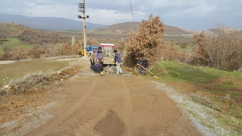 Salihli kırsalı çamurdan kurtarılıyor
