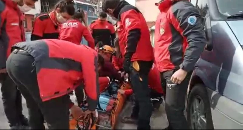 Ambulans sokağa giremeyince ekipler, yaşlı adam için seferber oldu
