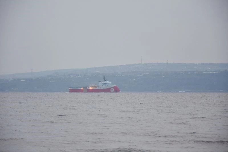 ‘Barbaros Hayrettin Paşa’ sismik araştırma gemisi Çanakkale Boğazı’ndan geçti

