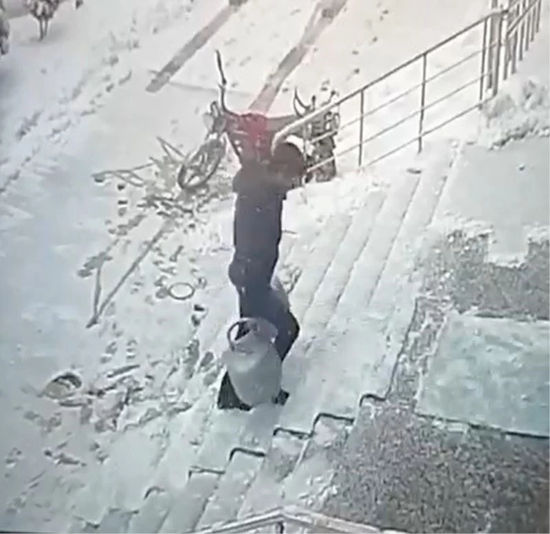 Buzlanan merdivende tüpçünün zor anları
