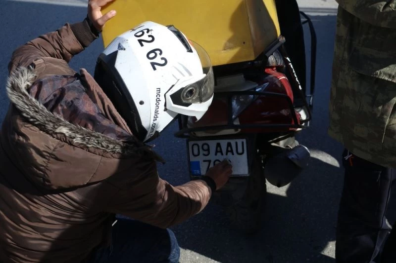 Trafik timleri kuryelerin kirlenen plakalarını mendille temizletti
