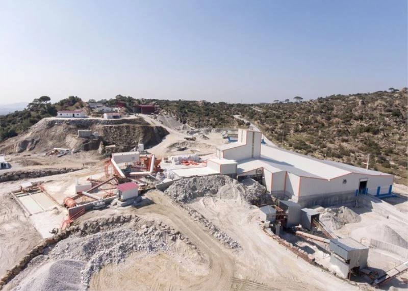 Kasadaki kumu boşaltırken uçurumdan yuvarlanan kamyonun sürücüsü öldü
