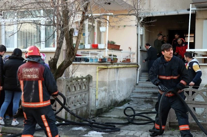 1 tondan fazla kömürün bulunduğu bodrumda korkutan yangın
