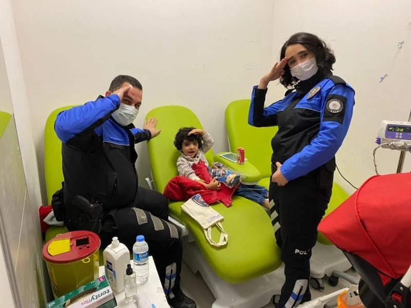 İstanbul Emniyeti’nden Cerrahpaşa’daki miniklere mutluluk paketleri
