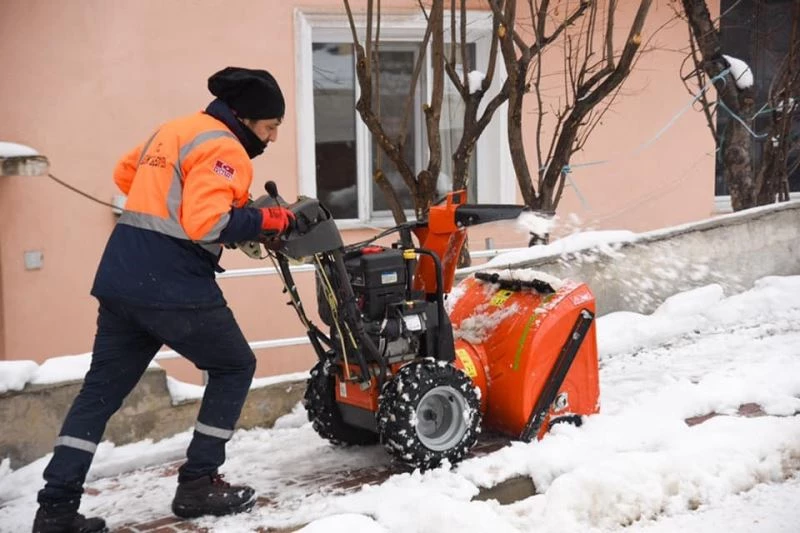 Kaldırımlarda kalan karları temizleme çalışması sürüyor
