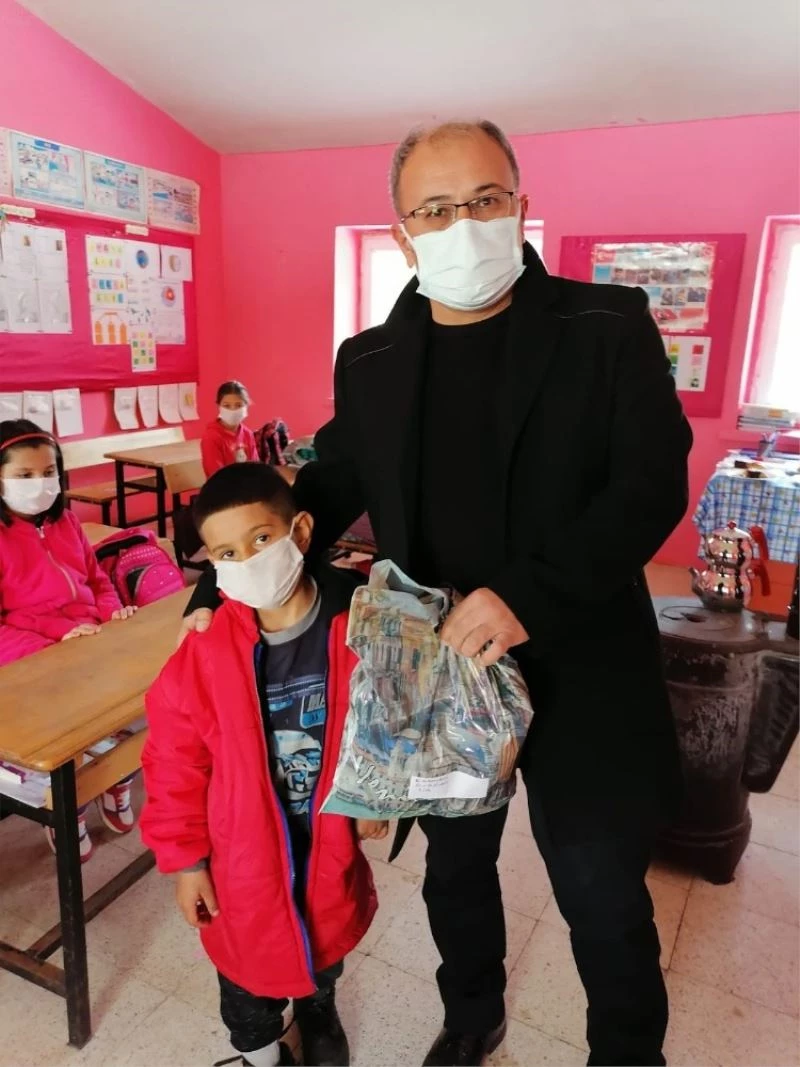 Vefalı doktor 27 yıl önce okuduğu okulun öğrencilerini unutmadı
