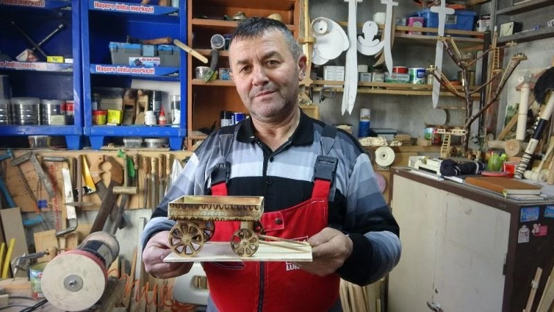 Memurluktan emekli oldu, kendini ahşap oymacılığına verdi
