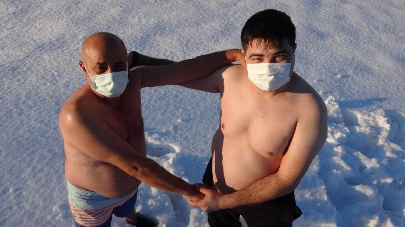 Amca yeğen kar banyosu yapıp karda güreşiyor
