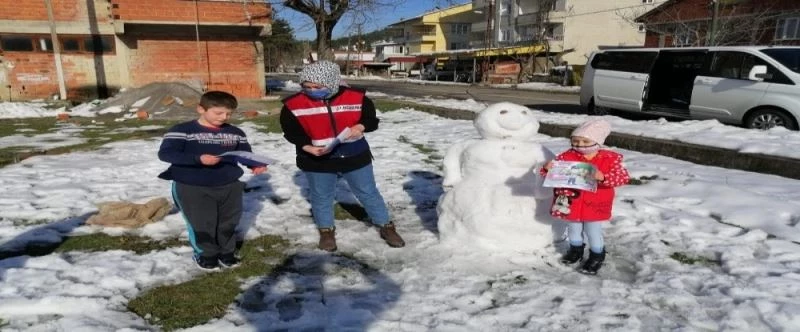 Jandarma bilgilendirme broşürü dağıttı
