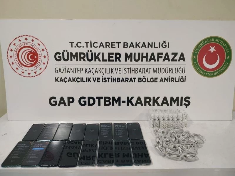 Karkamış’ta bin 200 paket kaçak sigara ve 16 adet cep telefonu ele geçirildi
