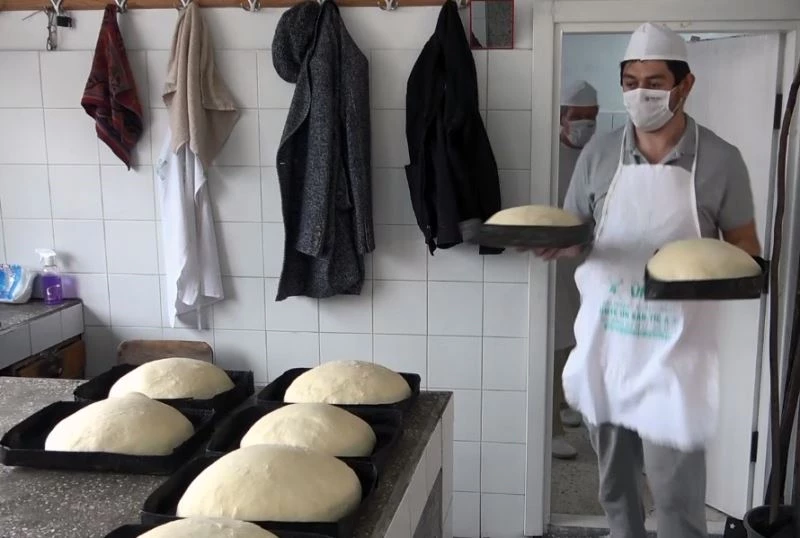 Üç dil biliyor, fırında çıraklık yapıyor
