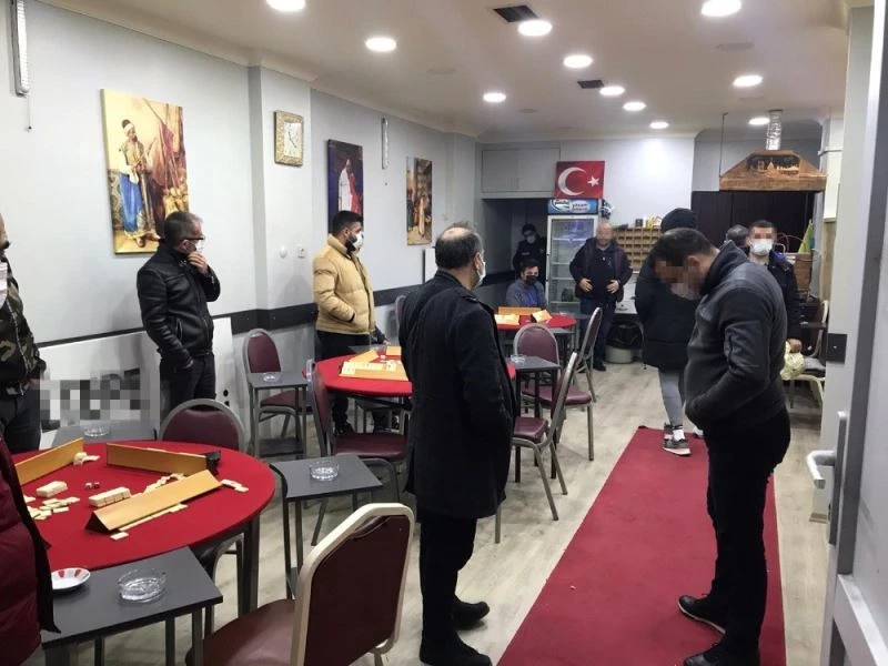 Hafta sonu, mühürlenen iş yerini açarak kısıtlama kurallarını hiçe saydılar
