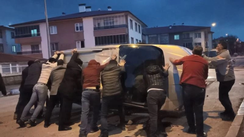 Takla atan aracı mahalle sakinleri bir araya gelerek düzeltti
