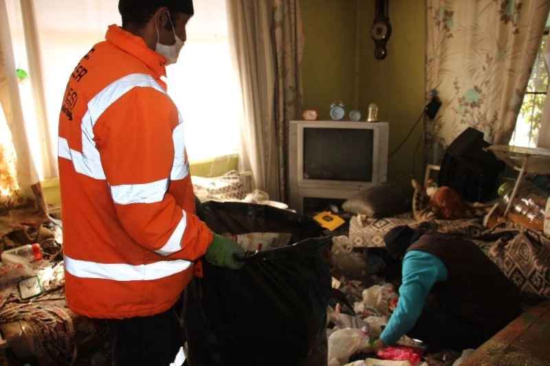 Kardeşinin evinden gelen kokuya daha fazla dayanamadı
