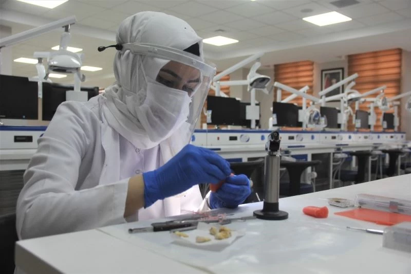 Diş Hekimliği Fakültesinde yüz yüze pratik eğitim başladı
