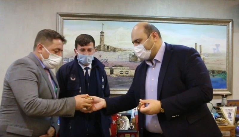 Başkan Orhan, yardımsever zabıtaları altınla ödüllendirdi
