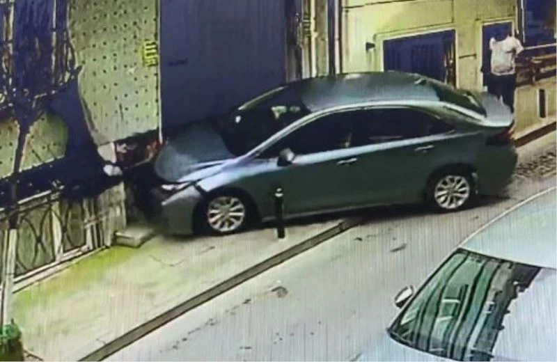 (Özel) İstanbul’un göbeğinde dehşet anları: Bastonlu yaşlı adam takla attı
