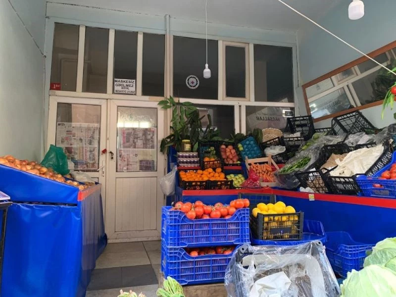 (Özel) İstanbul’da manav görünümlü kıraathaneye baskın: 124 bin 884 lira ceza
