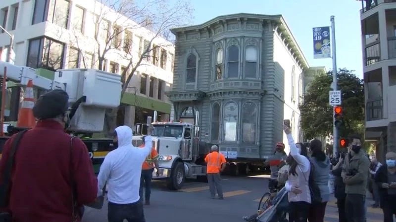 ABD’de 139 yıllık 2 katlı ev yeni adresine taşındı
