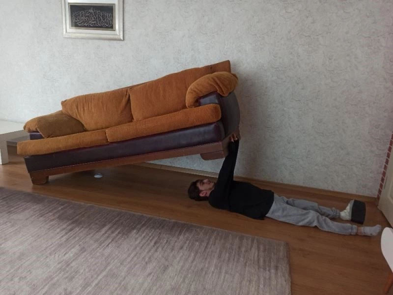 Temizlikte annesine yardım ederek Dünya Şampiyonası’na hazırlanıyor
