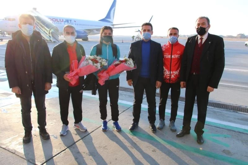 Türkiye rekortmeni İnce, çiçeklerle karşılandı
