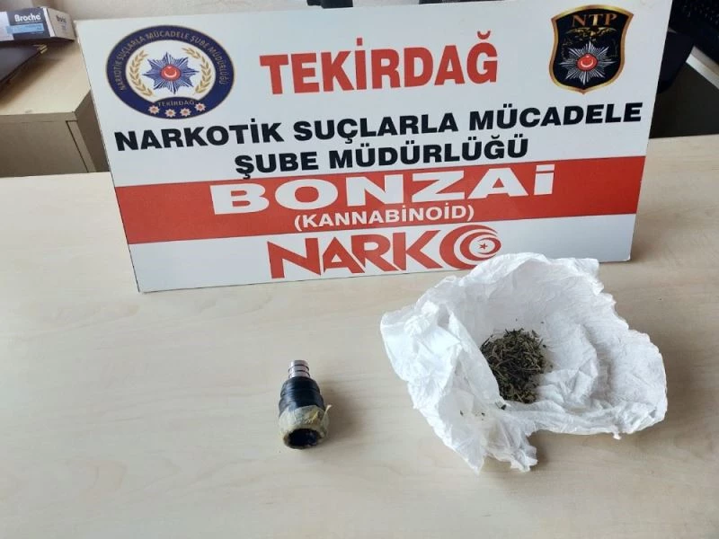 Uyuşturucu içme aparatı ile yakalanan şüpheliler gözaltına alındı
