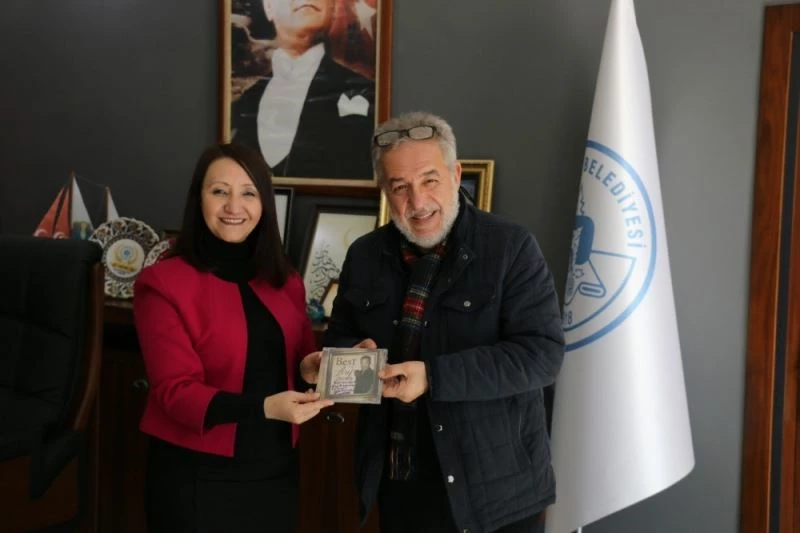 Taverna müziğinin sevilen ismi Arif Susam, Pazaryeri’ne hayran kaldı
