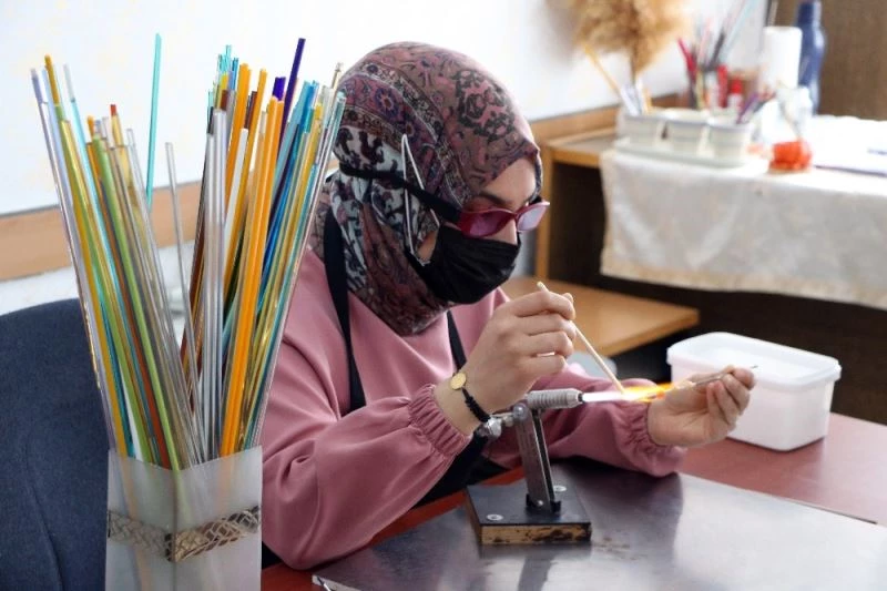 Atık şişeler ve ham camlar kadınların ellerinde sanat eserine dönüşüyor
