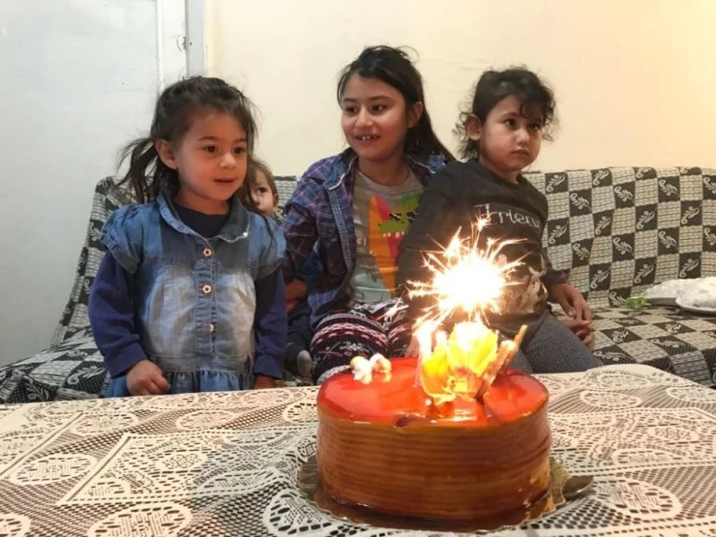 Bu çocukların yüzü bir pastayla gülüyor
