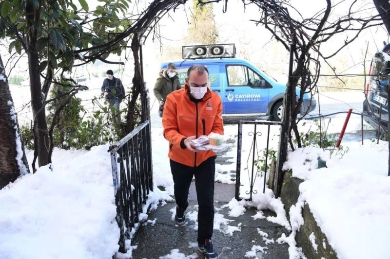 İhtiyaç sahiplerinin sıcak yemekleri kapılarına geliyor
