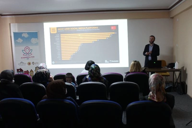 Kadınlara ’Ailede Sosyal Medya Kullanımı’ anlatıldı
