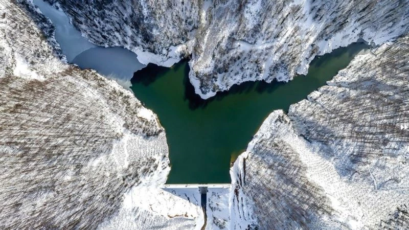 Karla kaplı dağın eteklerindeki göletin görsel şöleni mest etti
