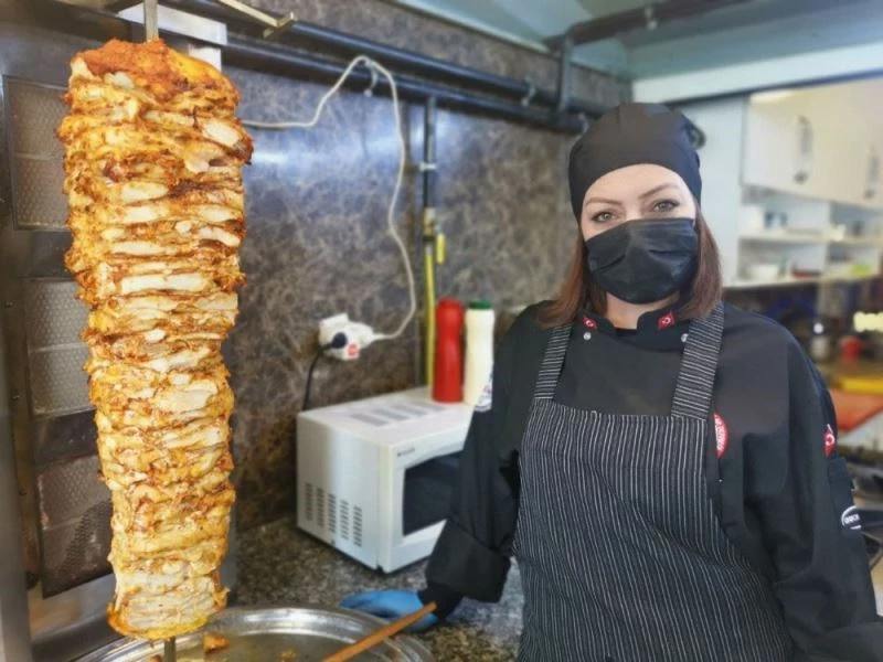 Tokat’ta dönere kadın eli değdi
