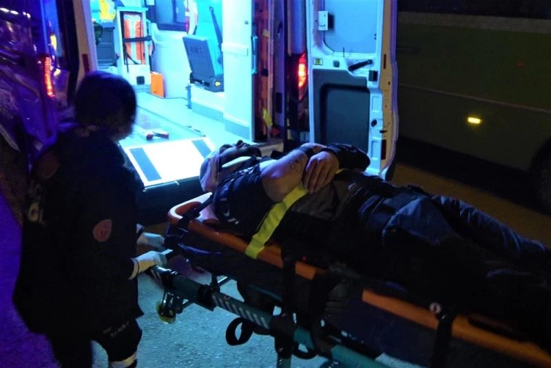 Otomobil ile çarpışan motosikletten yola savruldular: 1’i ağır 2 yaralı
