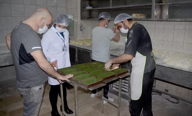 Kuşadası’nda saklama şartlarına uymayan 22,5 kilo unlu mamul imha edildi
