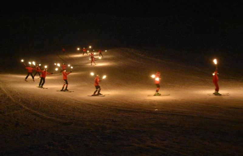 Eksi 20 derecedeki kayak gösterisi renkli anlara sahne oldu
