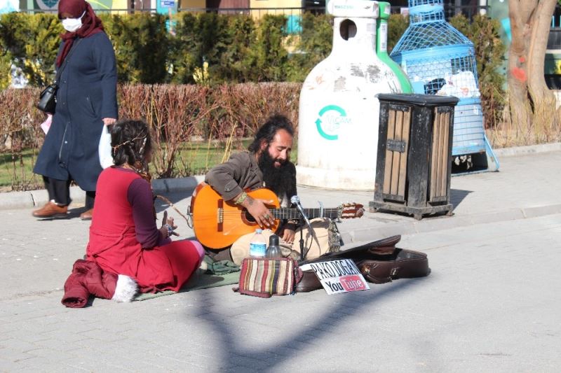 Sokak müzisyeni Eskişehirlilere pandemiyi unutturdu
