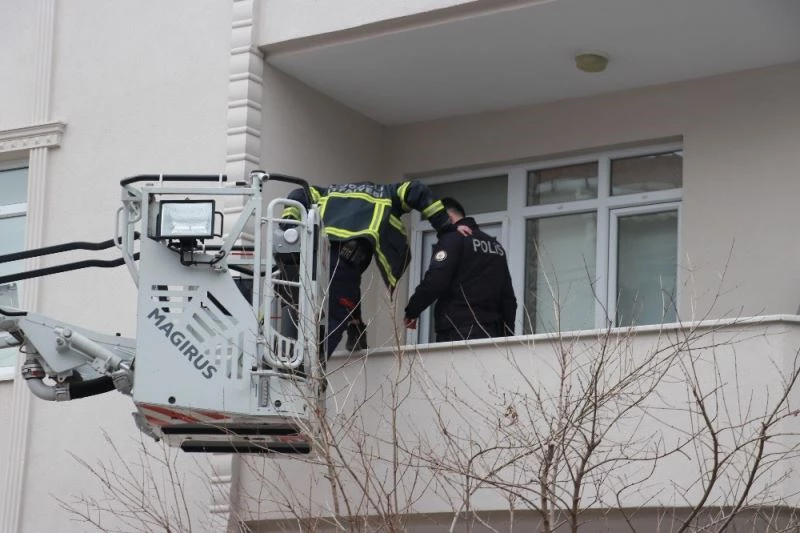 2 gündür kayıp olan otel çalışanını bulmak için 2 kapı kırdılar
