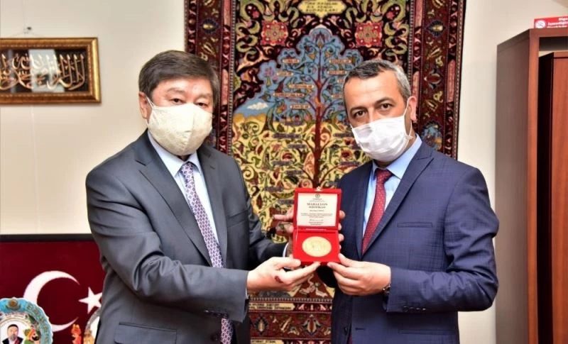 Azerbaycan ve Türksoy’dan Şair Çarboğa’ya ödül
