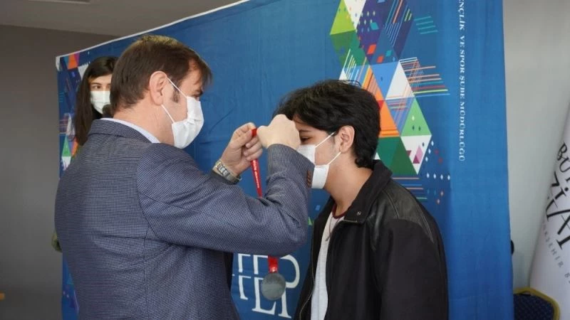 Büyükşehirden satranç turnuvası kazananlarına ödül
