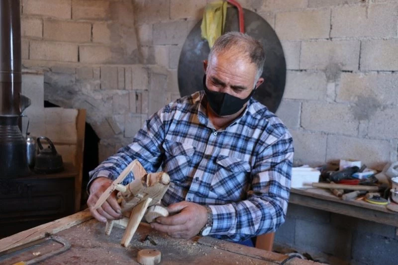 Pandemi döneminde yaptığı ahşap oyuncaklarla kasabadaki çocukları sevindirdi
