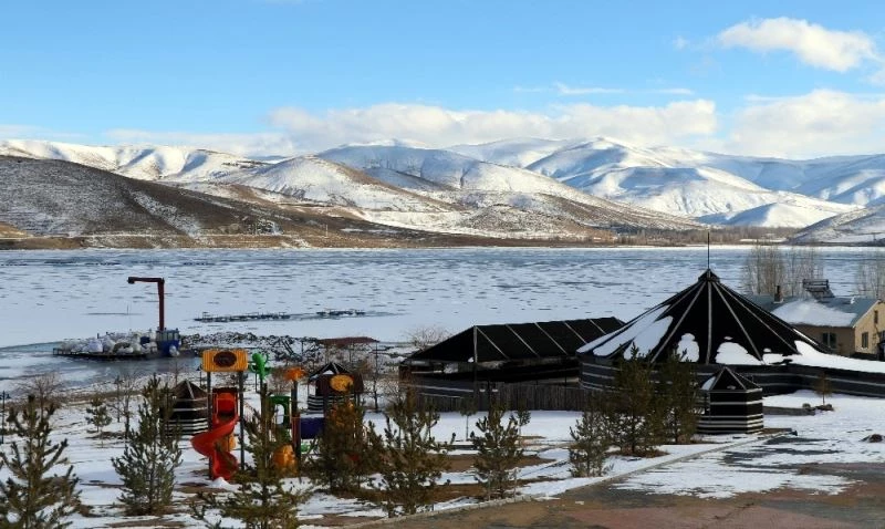 Bayburt’ta buz tutan gölet ve akarsular kartpostallık görüntüler oluşturdu
