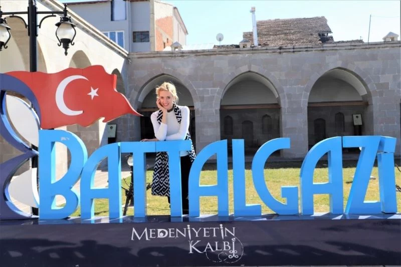Sanatçı Wilma Elles, Battalgazi’ye hayran kaldı
