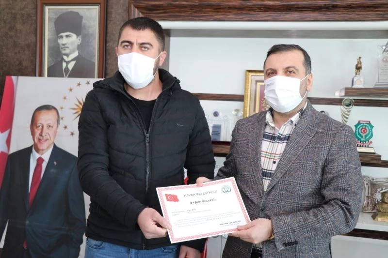 Kavak Belediyesi’nden greyder operatörüne ödül
