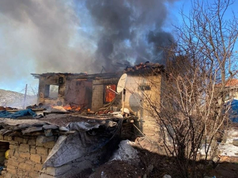 Çömlek kurutma sobasından çıkan yangında ev alevlere teslim oldu
