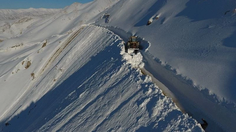 Kar kalınlığının 3 metreyi bulduğu köy yolunda zorlu çalışma
