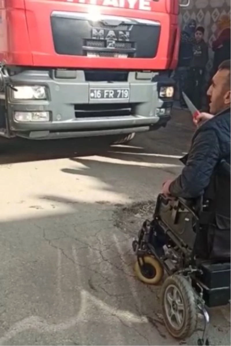 Evini yaktı, söndürmek isteyen itfaiye ekiplerine bıçakla direndi
