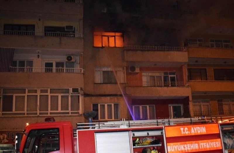 Kömür sobası evi yaktı
