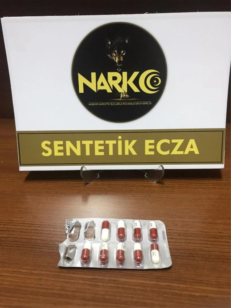 Sokağa çıkma yasağında uyuşturucu hapla yakalandılar
